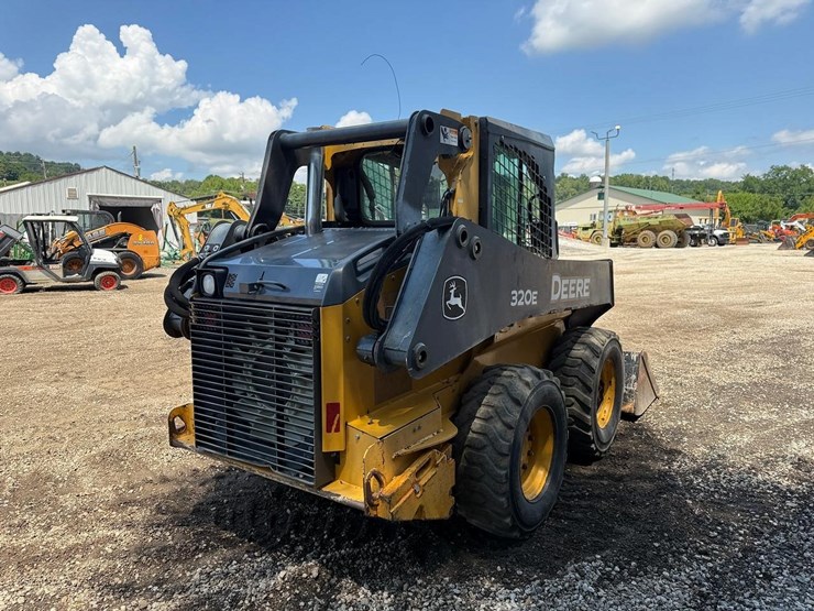 2016-deere-320e-image-4