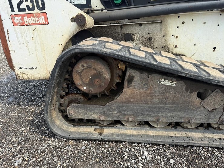 bobcat-t250-image-12