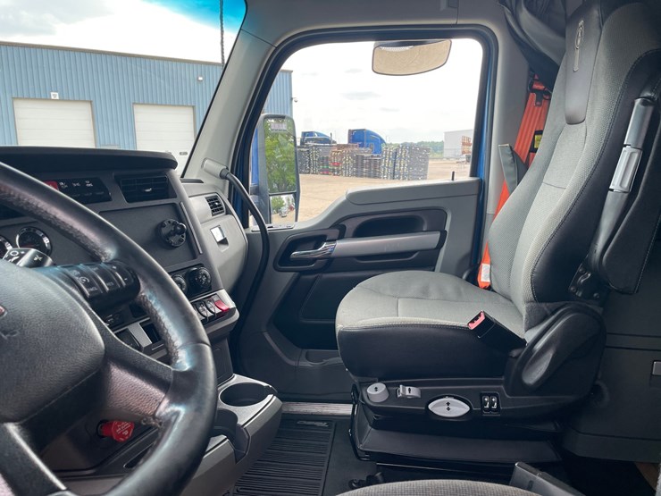 2020-kenworth-t680-image-32