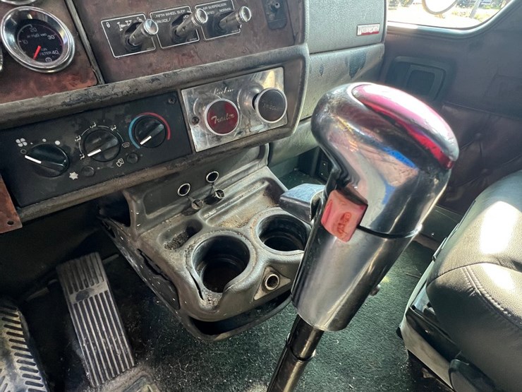 2005-kenworth-w900-image-16