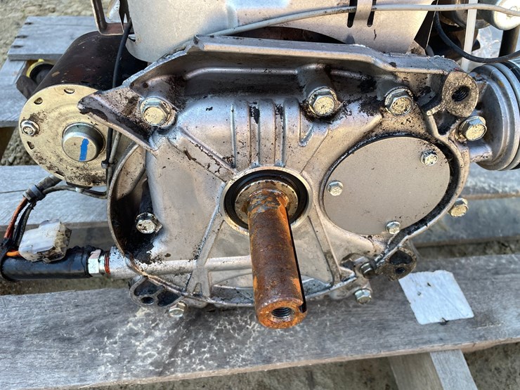 #3588-•-motor-off-of-a-dr-brush-mower-image-13