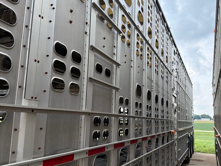 2016-wilson-livestock-trailer-image-21