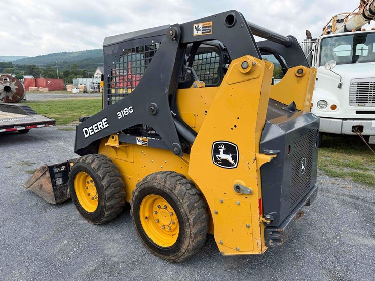 2018-deere-318g-image-13