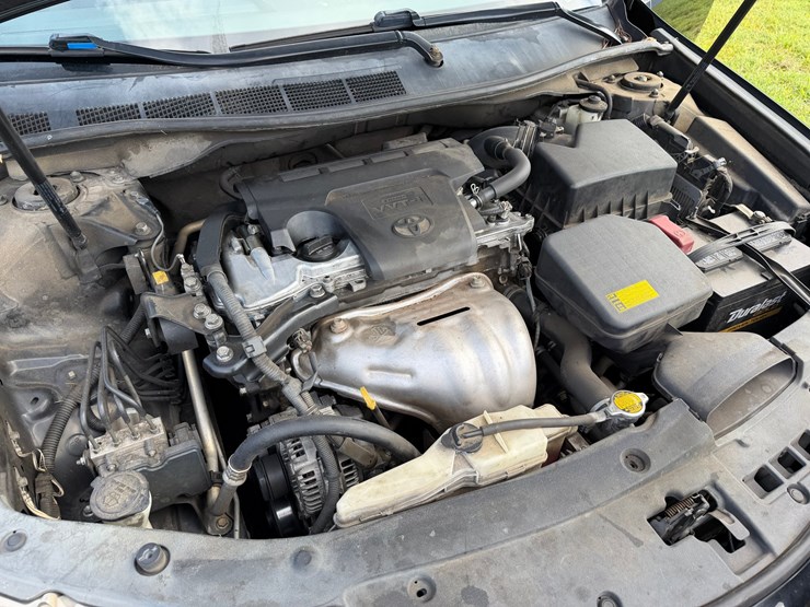 #106-•-2013-toyota-camry-passenger-car-image-25