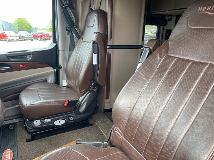 2020-peterbilt-567-image-25