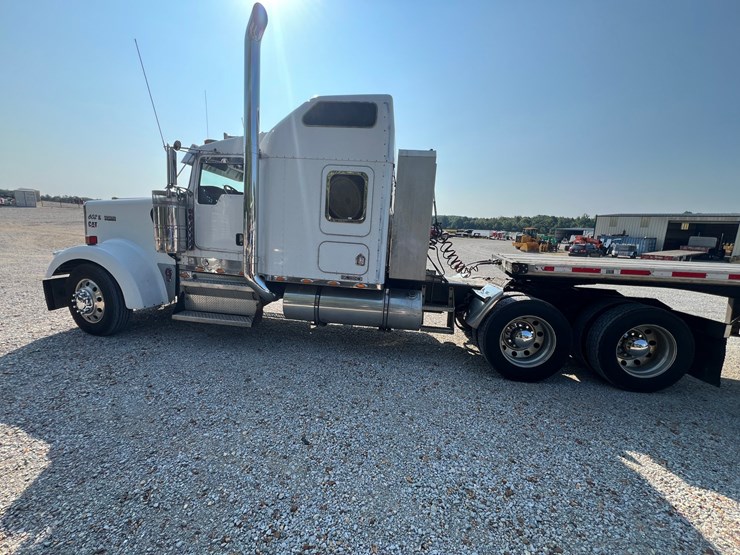 2005-kenworth-w900-image-4
