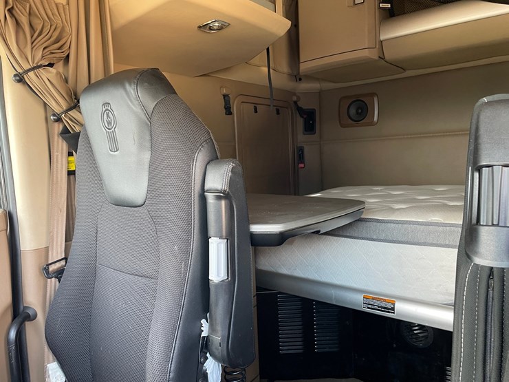 2019-kenworth-t680-image-21