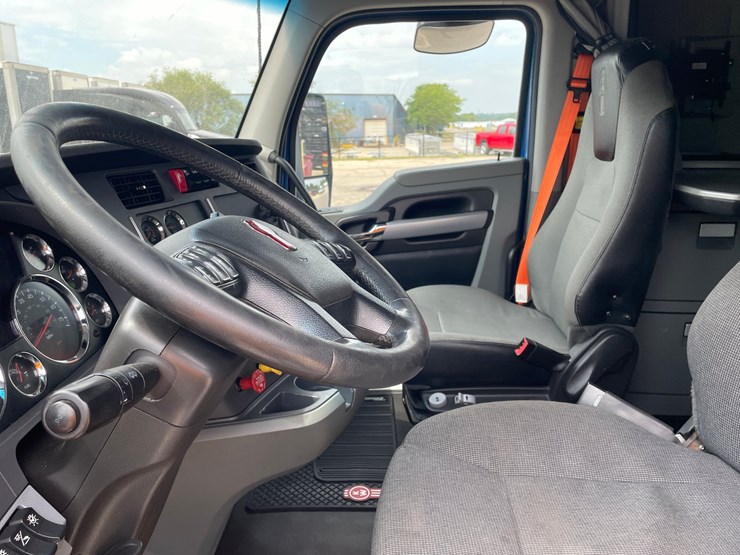 2020-kenworth-t680-image-32