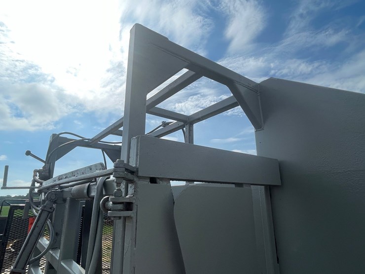 #303-•-tidenberg-heavy-duty-lay-down-cattle-chute-image-8