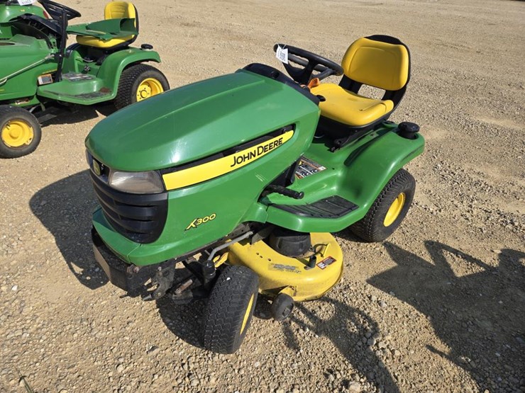 john-deere-x300-image-1