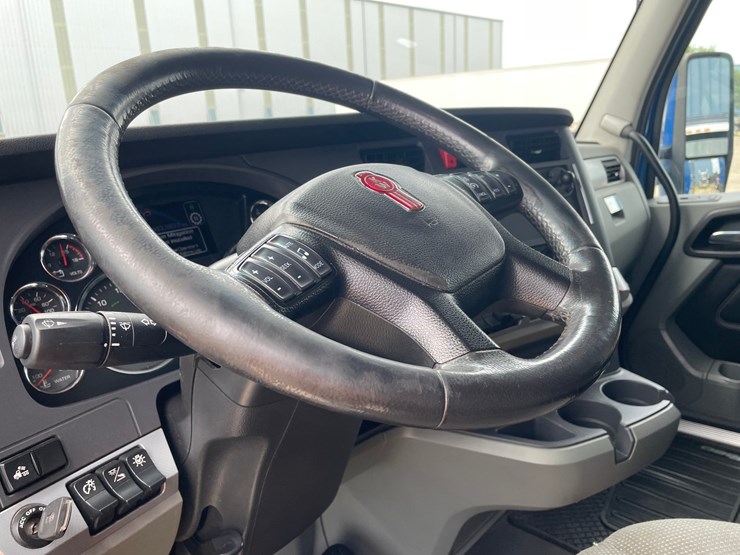2022-kenworth-t680-image-25