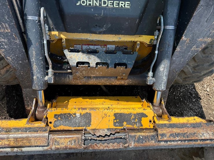 2016-deere-320e-image-10