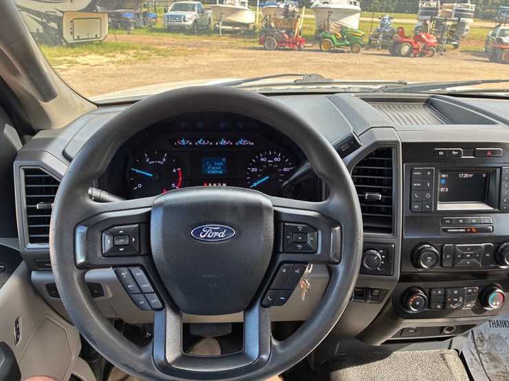 2022-ford-f550-xl-image-11