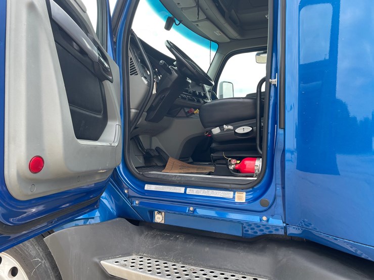 2022-kenworth-t680-image-30