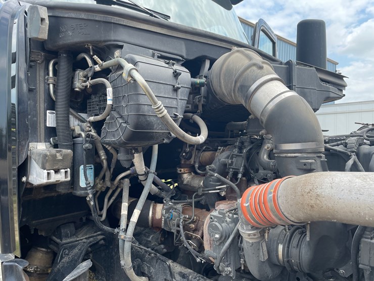 2020-peterbilt-567-image-35