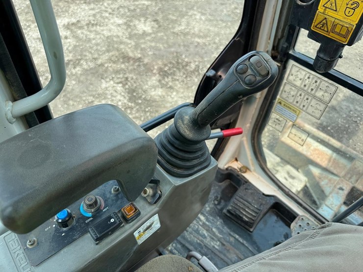 2012-takeuchi-tb250-image-31