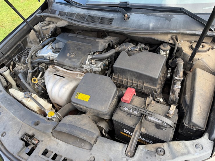 #106-•-2013-toyota-camry-passenger-car-image-26