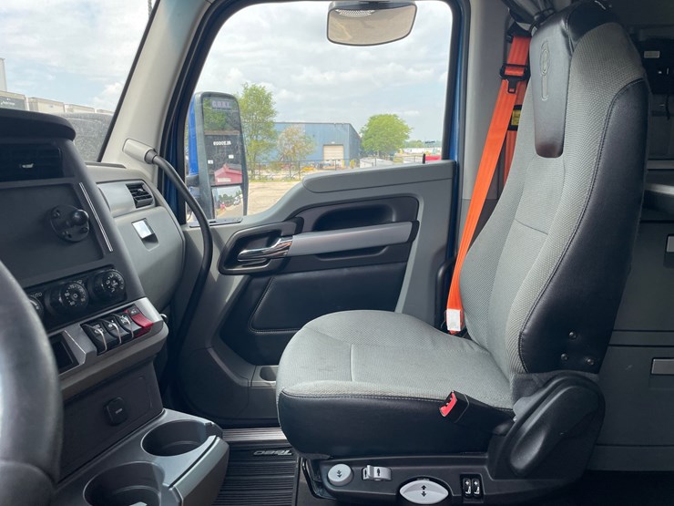 2020-kenworth-t680-image-31