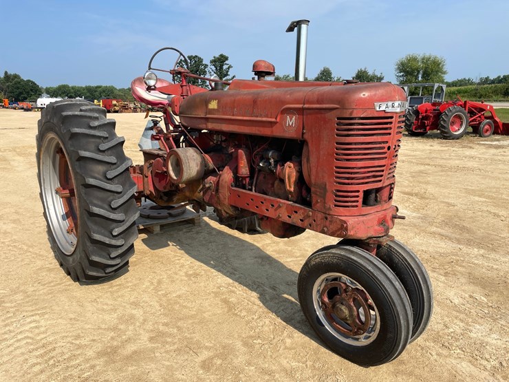 #300-•-1951-farmall-m-tractor-image-3