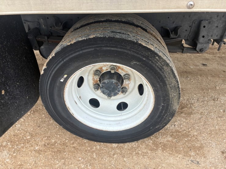 2019-isuzu-npr-image-13