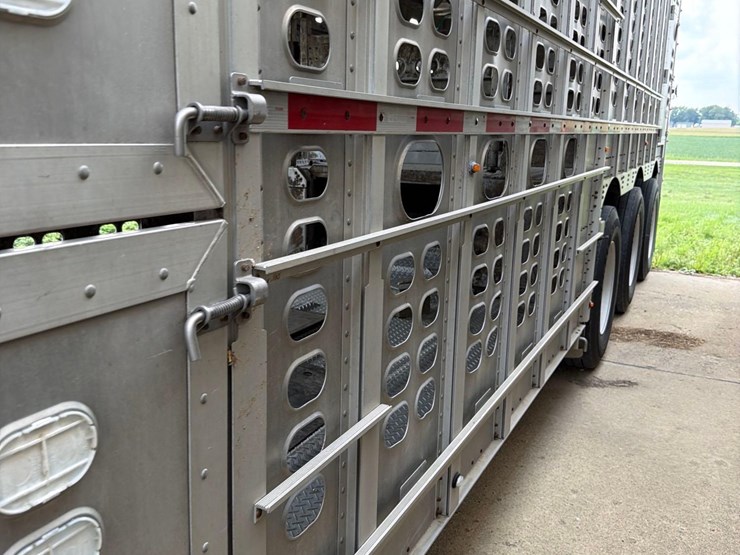2016-wilson-livestock-trailer-image-18