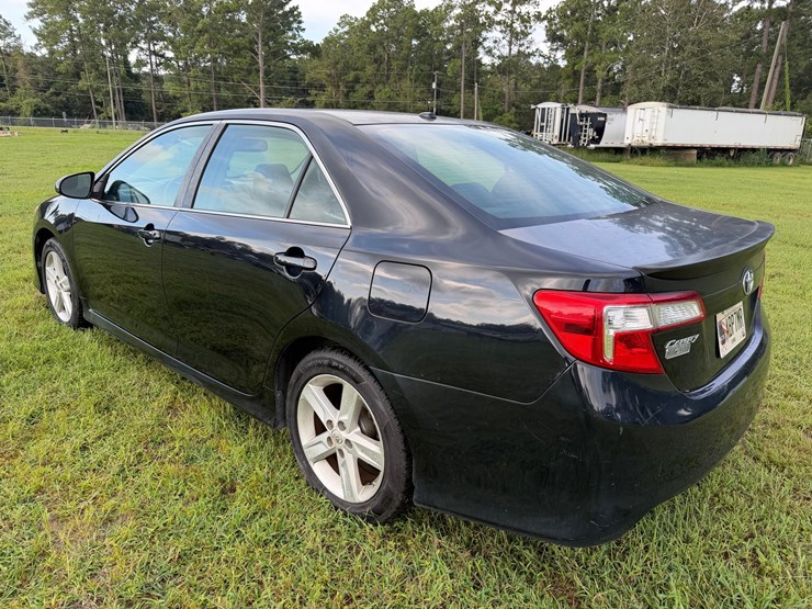 #106-•-2013-toyota-camry-passenger-car-image-3