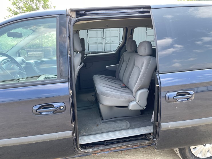 2006-chrysler-town-&-country-image-24
