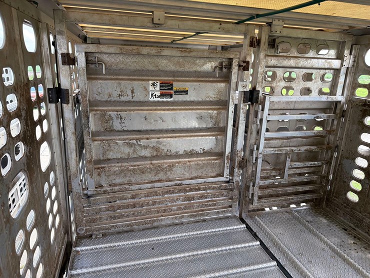 2016-wilson-livestock-trailer-image-60