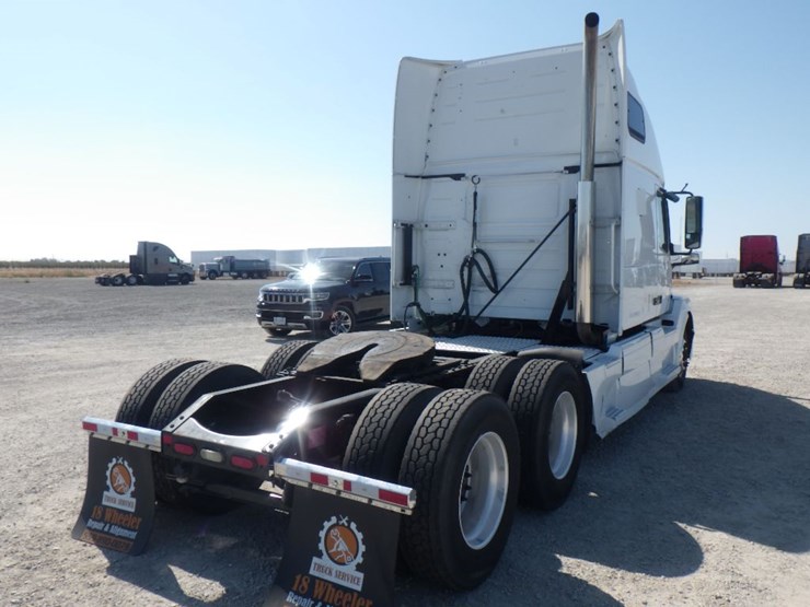 2018-volvo-vnl780-image-12