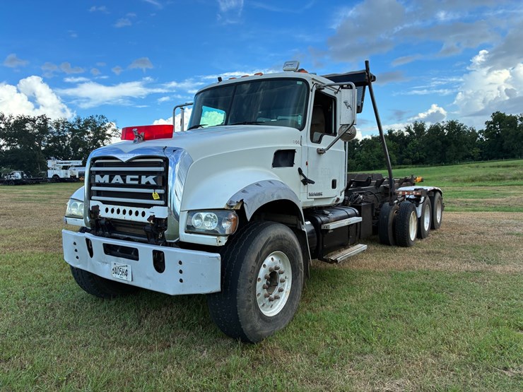 #3706-•-mack-hook-roll-off-truck-image-1