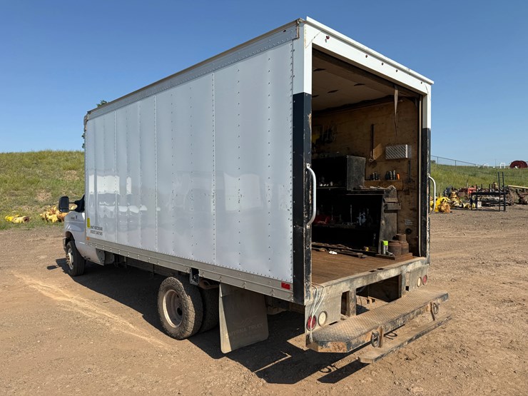 2022-ford-cargo-image-7
