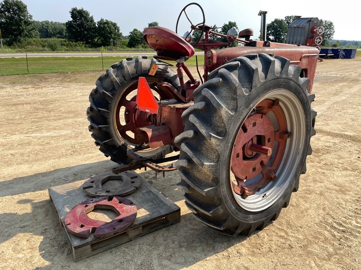 #300-•-1951-farmall-m-tractor-image-5