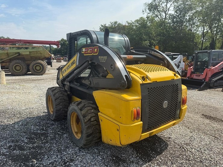 2012-new-holland-l230-image-2