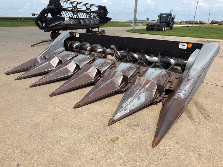 agco-6row30-corn-head-image-1