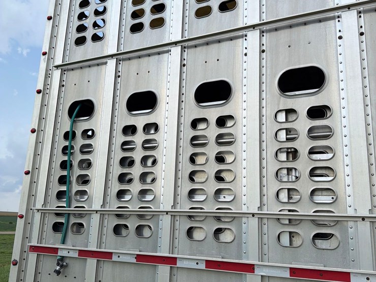 2016-wilson-livestock-trailer-image-37
