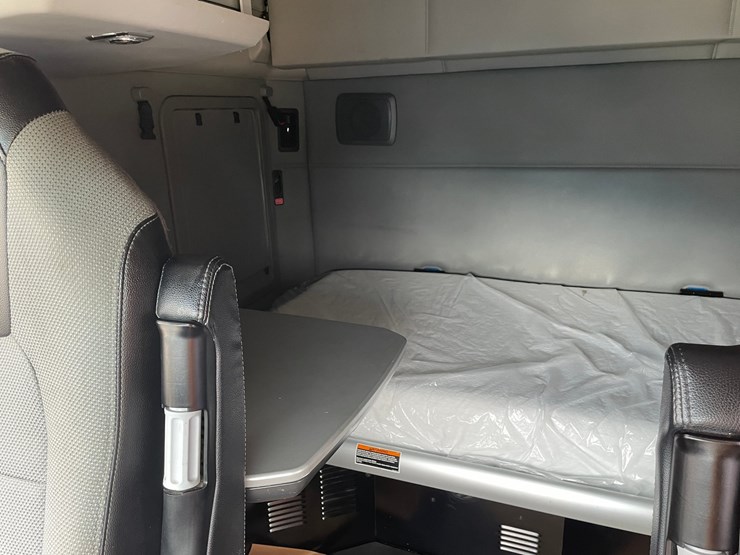 2020-kenworth-t680-image-28