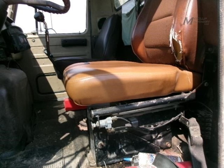 1985-international-s2500-image-11