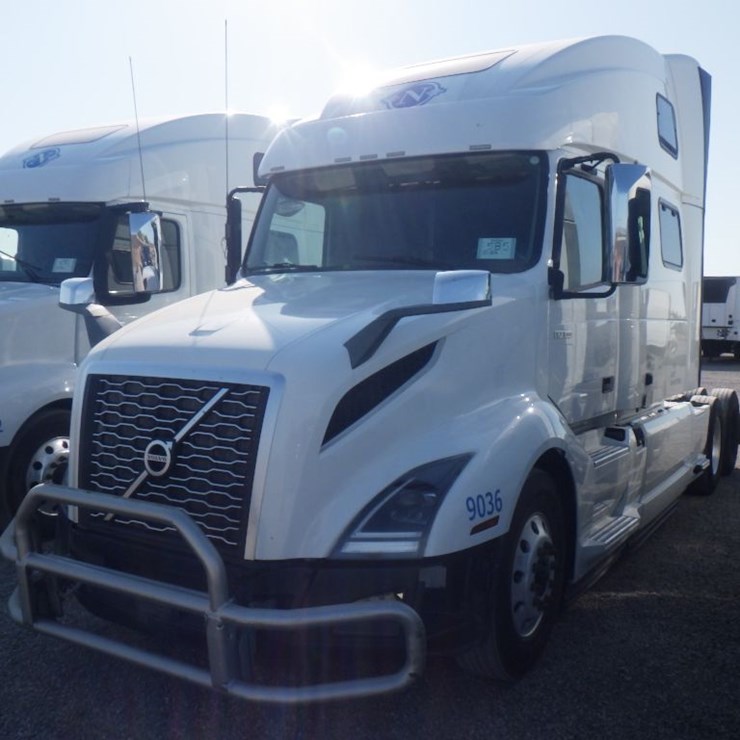 2023 VOLVO VNL860