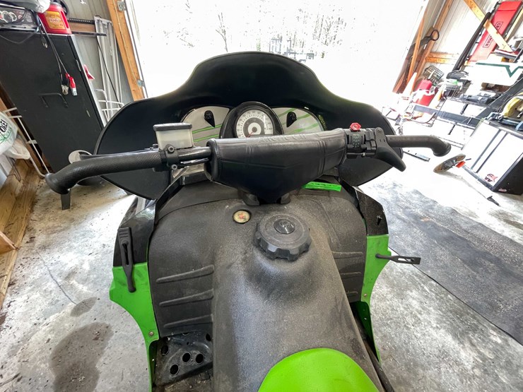 #5735-•-2004-artic-cat-snowmobile-image-8