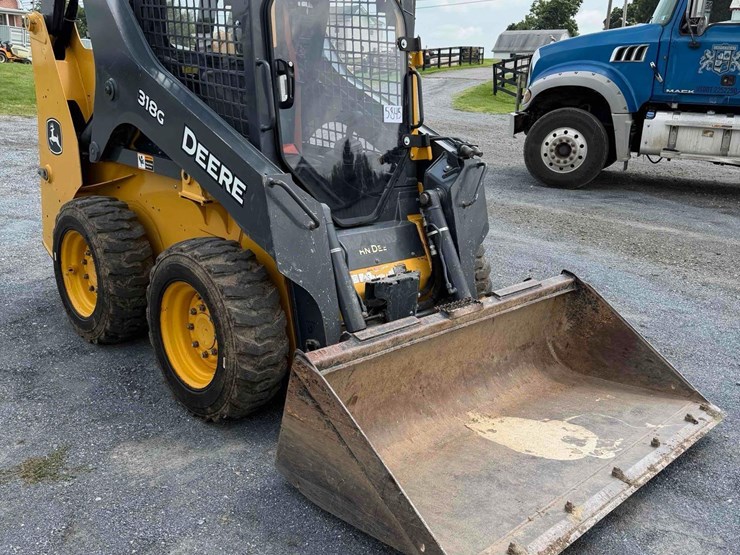 2018-deere-318g-image-3