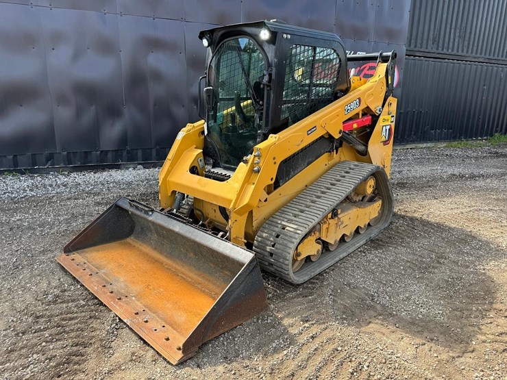 2023-caterpillar-259d3-image-2