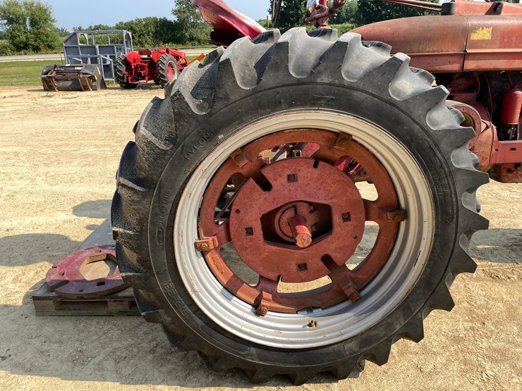#300-•-1951-farmall-m-tractor-image-63