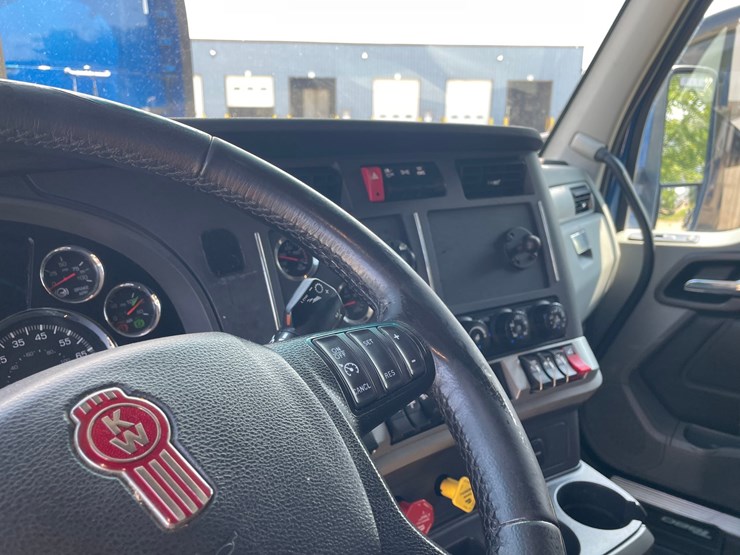 2020-kenworth-t680-image-19