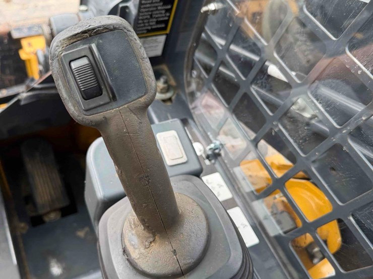 2018-deere-318g-image-16