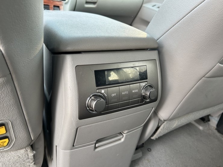 2010-toyota-highlander-image-38
