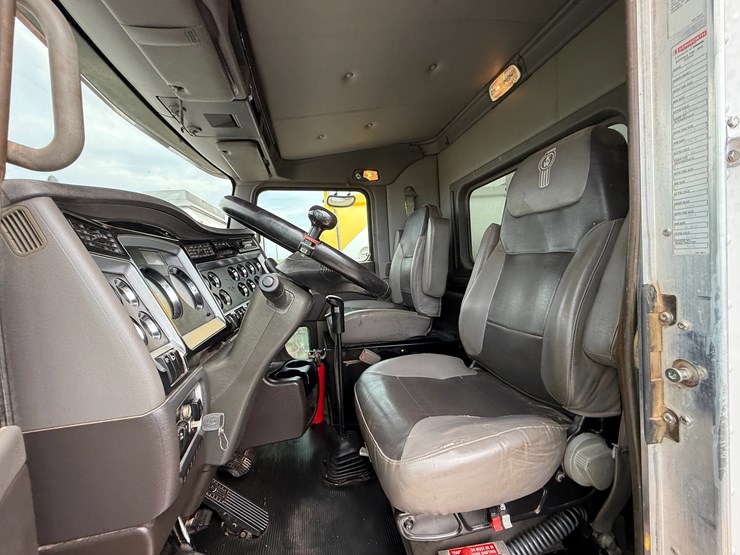 2012-kenworth-t800-image-26