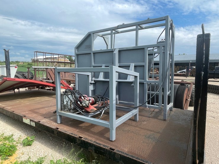 #303-•-tidenberg-heavy-duty-lay-down-cattle-chute-image-2