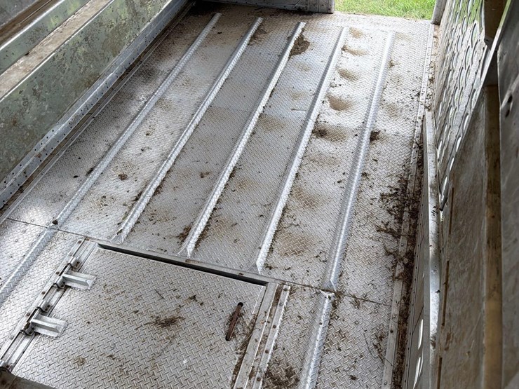 2014-wilson-livestock-trailer-image-31