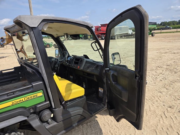 2018-john-deere-gator-xuv-835m-image-13