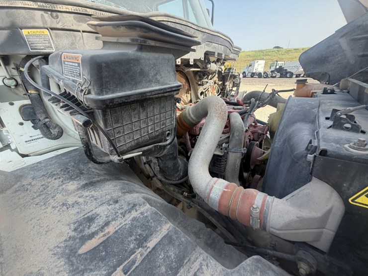 2018-international-durastar-4300-image-15
